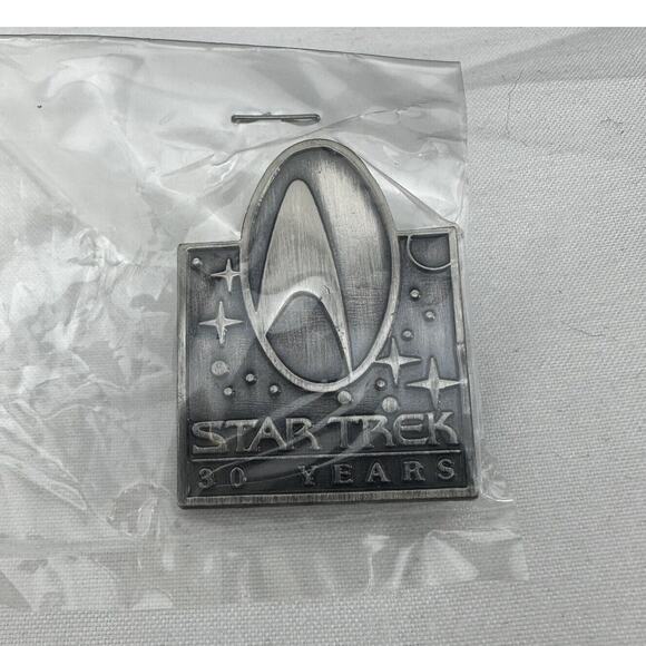 Star Trek 30 Years Anniversary Pin Badge Collectible Hollywood Pins - Picture 5 of 5